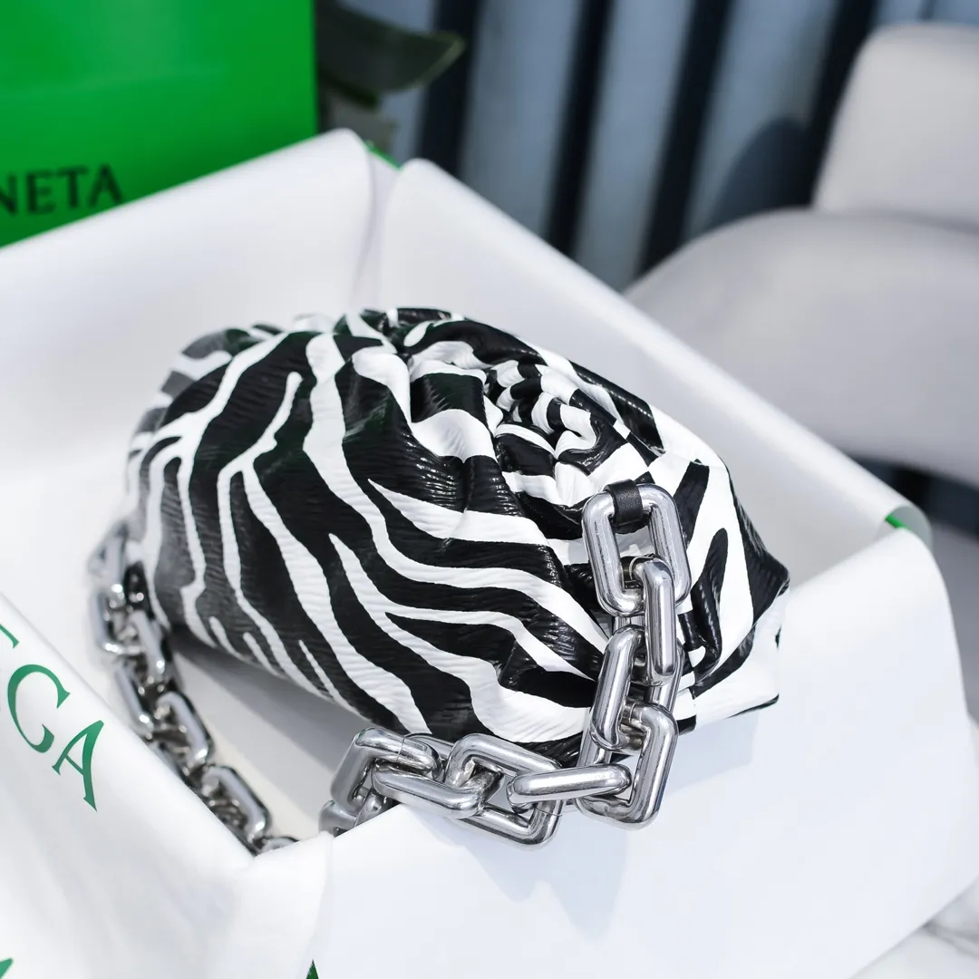 2020 new products will continue to upgrade the cloud bag to the вoттega veneтa chain cloud bag. It is still developed with imported original leather as standard. This hardware chain needs to be light on the upper body and can only be made of all-steel material. It is made of hollowed metal. You don’t have to worry about its weight. Major celebrity fashion bloggers have used it to attend fashion shows. Who can resist the charm of this large gold chain [smile] Style number: 6708# Size: 30*16*12